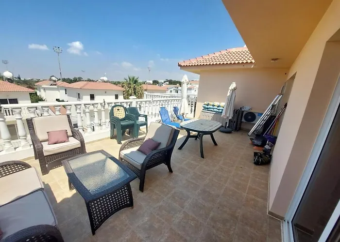 1br Apt, Huge Balcony, Walk To Nissi *