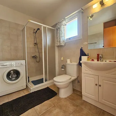 דירה 1br Apt, Huge Balcony, Walk To Nissi איה נאפה