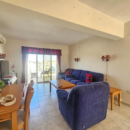 1br Apt, Huge Balcony, Walk To Nissi Lejlighed *
