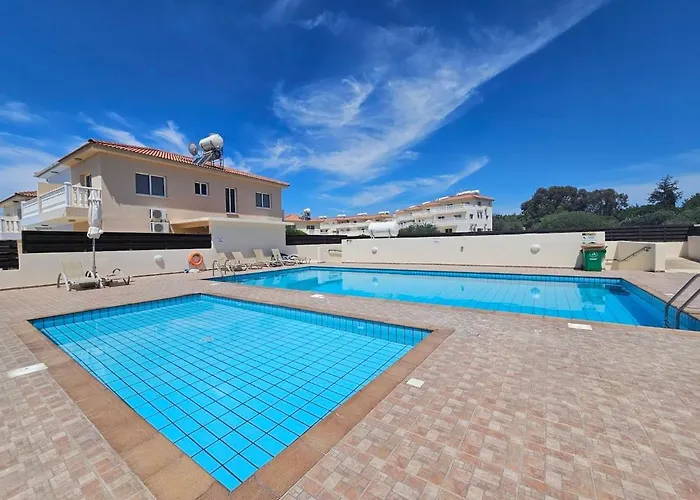 1br Apt, Huge Balcony, Walk To Nissi Apartament *